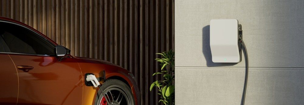 Elektroauto lädt an einer Ladestation